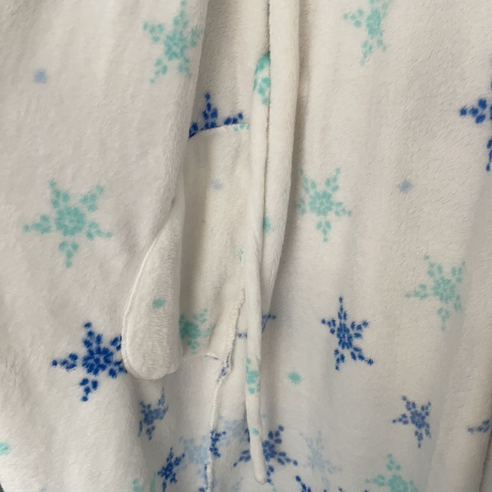 Medium Fleece Robe with Snowflakes ❄️ - Picture 3 of 4